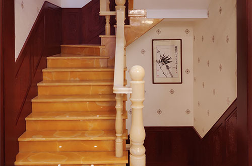 安福中式别墅室内汉白玉石楼梯的定制安装装饰效果